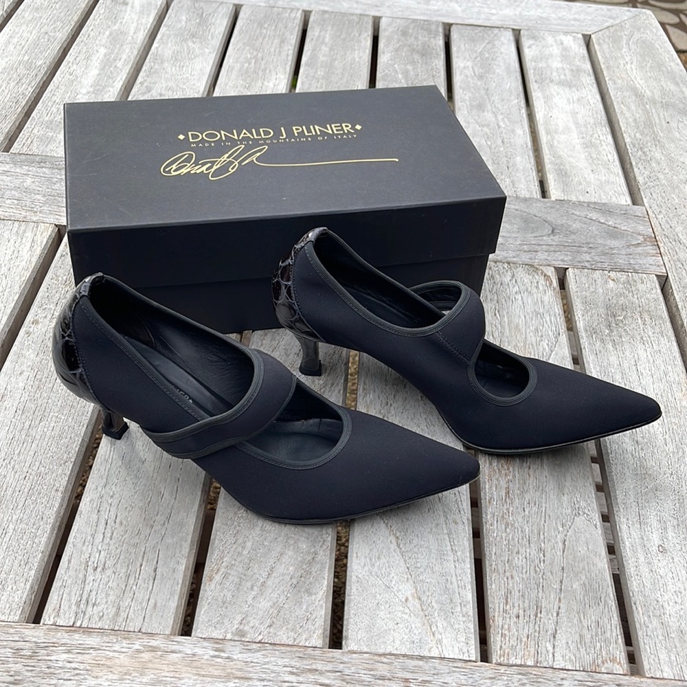 Donald J Pliner (ITALY) black pumps